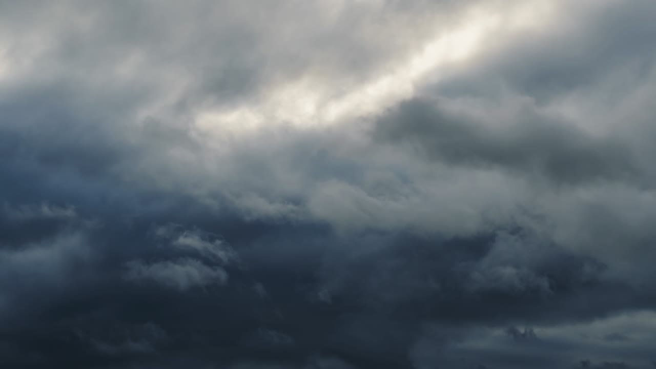 hermoso cielo oscuro dramático con nubes tormentosas el paso del tiempo antes de la lluvia o la nieve, temporada de invierno