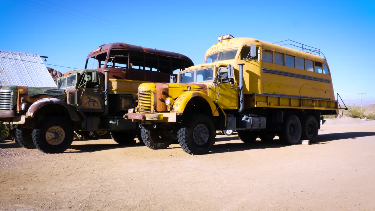 사막에 버려진 자동차