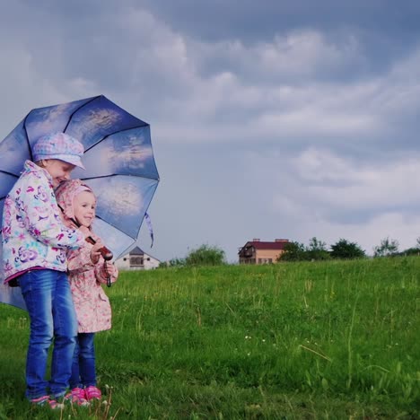 Kinder-Verstecken-Sich-Unter-Einem-Regenschirm-Vor-Dem-Regen