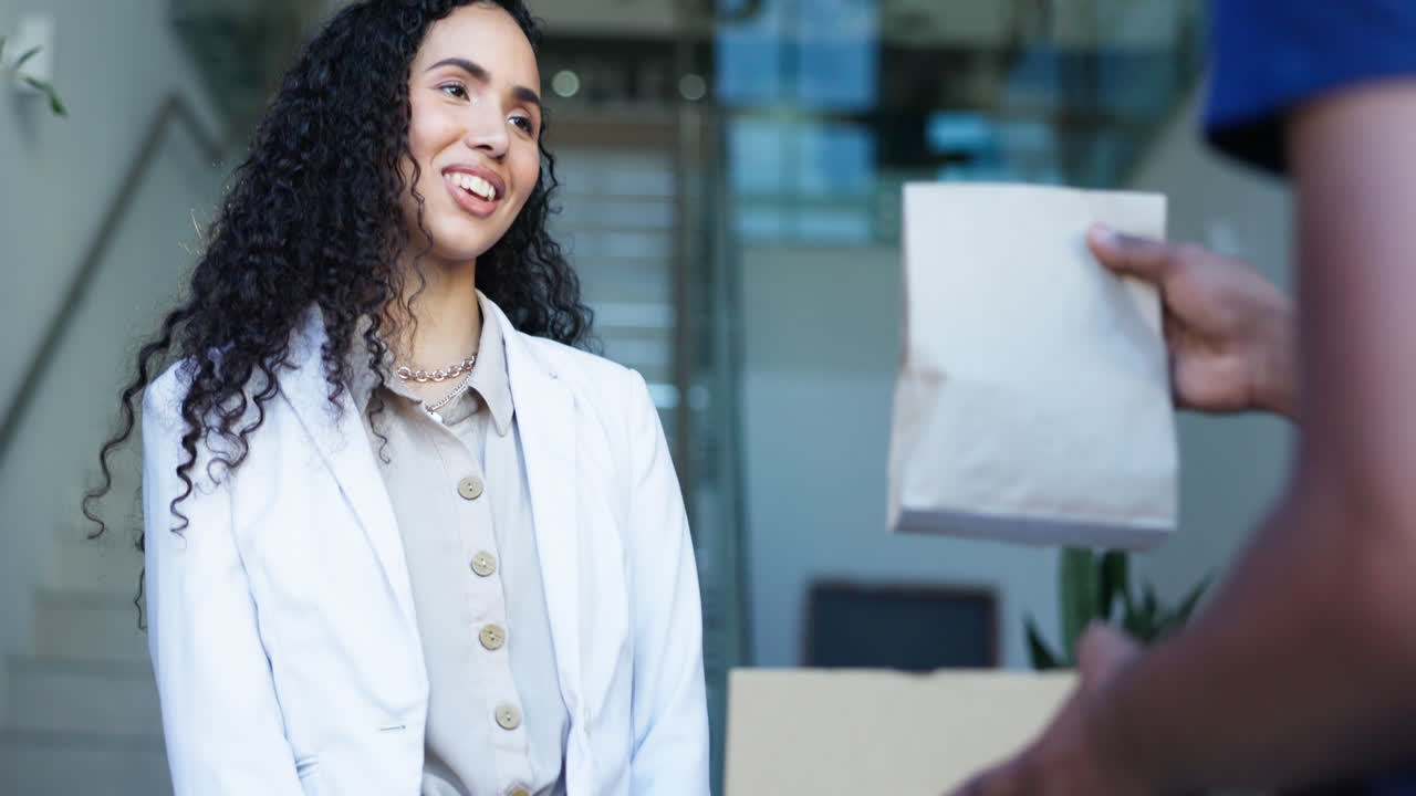 mujer, caja y repartidor en compras en línea