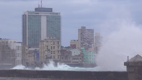 el paseo marítimo del malecón en la habana cuba recibe una paliza durante una gran tormenta de invierno 15