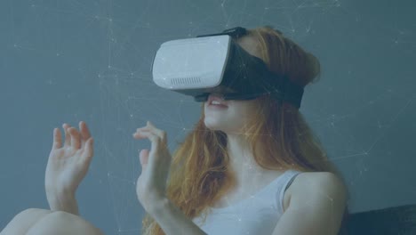 Animation-Eines-Netzwerks-Von-Verbindungen-über-Einer-Kaukasischen-Frau,-Die-Ein-VR-Headset-Verwendet