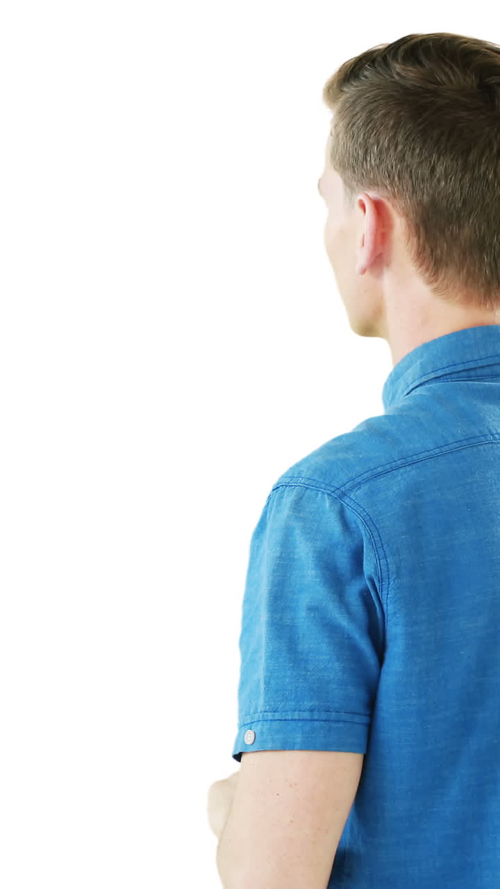 hombre usando una pantalla digital