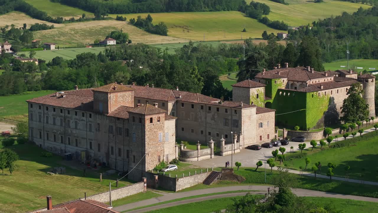 vista aérea hacia atrás del castillo de agazzano en la provincia de piacenza, italia