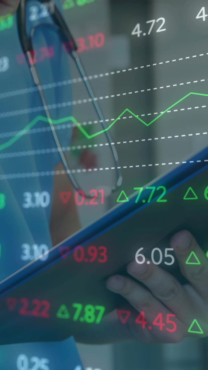 Animación de datos financieros sobre el torso de un médico caucásico tomando notas