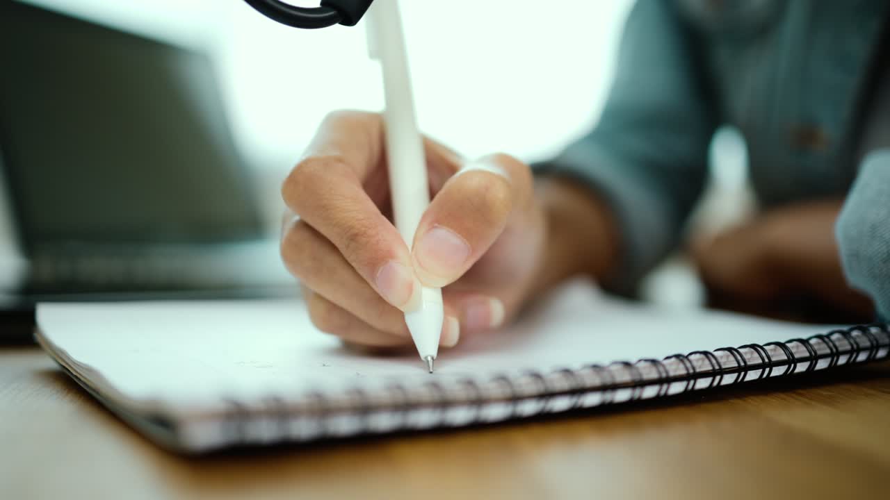 집에서 아이디어를 메모하는 여성, 테이블 위에 펜과 종이를 들고 있는 사업가, 온라인으로 공부한 후 숙제를 하는 학생