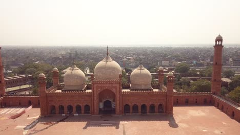 4k aerial footage to the badshahi mosque main courtyard