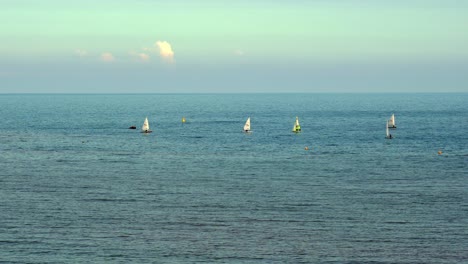 Pequeños-Veleros-Navegan-Por-El-Canal-De-La-Mancha-En-Sidmouth,-Devon,-Inglaterra