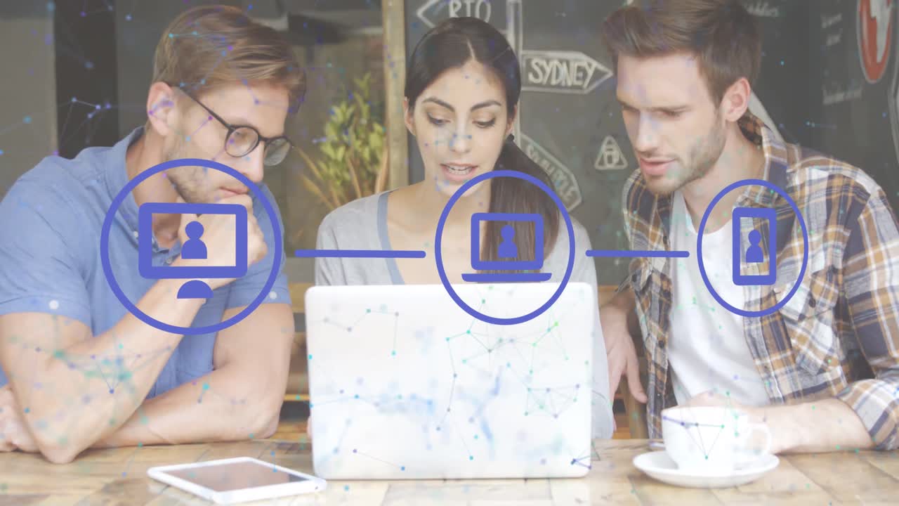 animación de una red de conexiones e íconos digitales sobre diversos colegas discutiendo en un café.