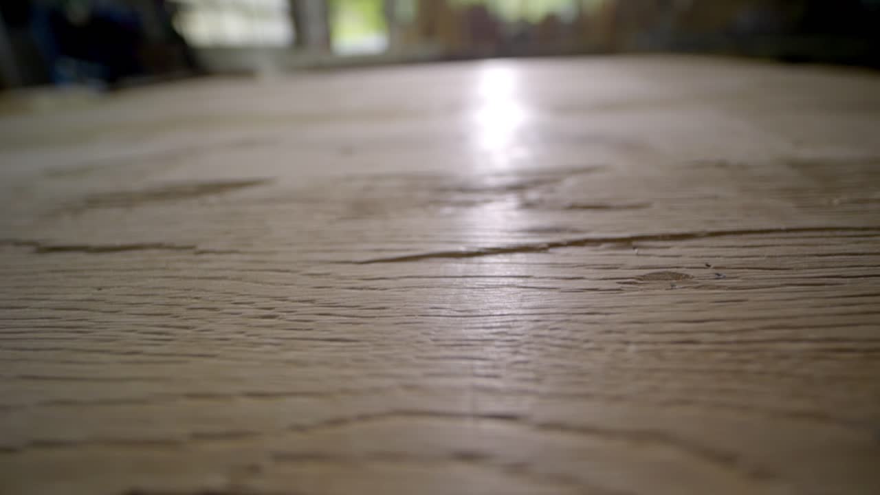 la textura natural del grano de la madera muestra imperfecciones en las escamas de la madera.
