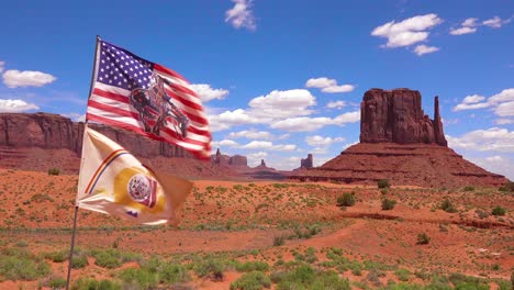 la bandera de la nación navajo ondea en el parque tribal del valle del monumento