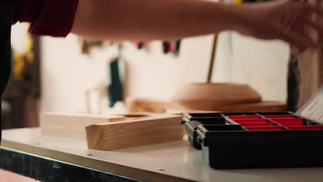 Fabricante-En-Taller-De-Montaje-Recogiendo-Tornillos-De-Caja-De-Herramientas