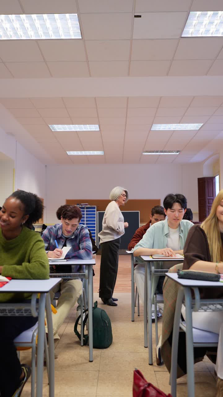 Insegnante con studenti diversi in un contesto di classe