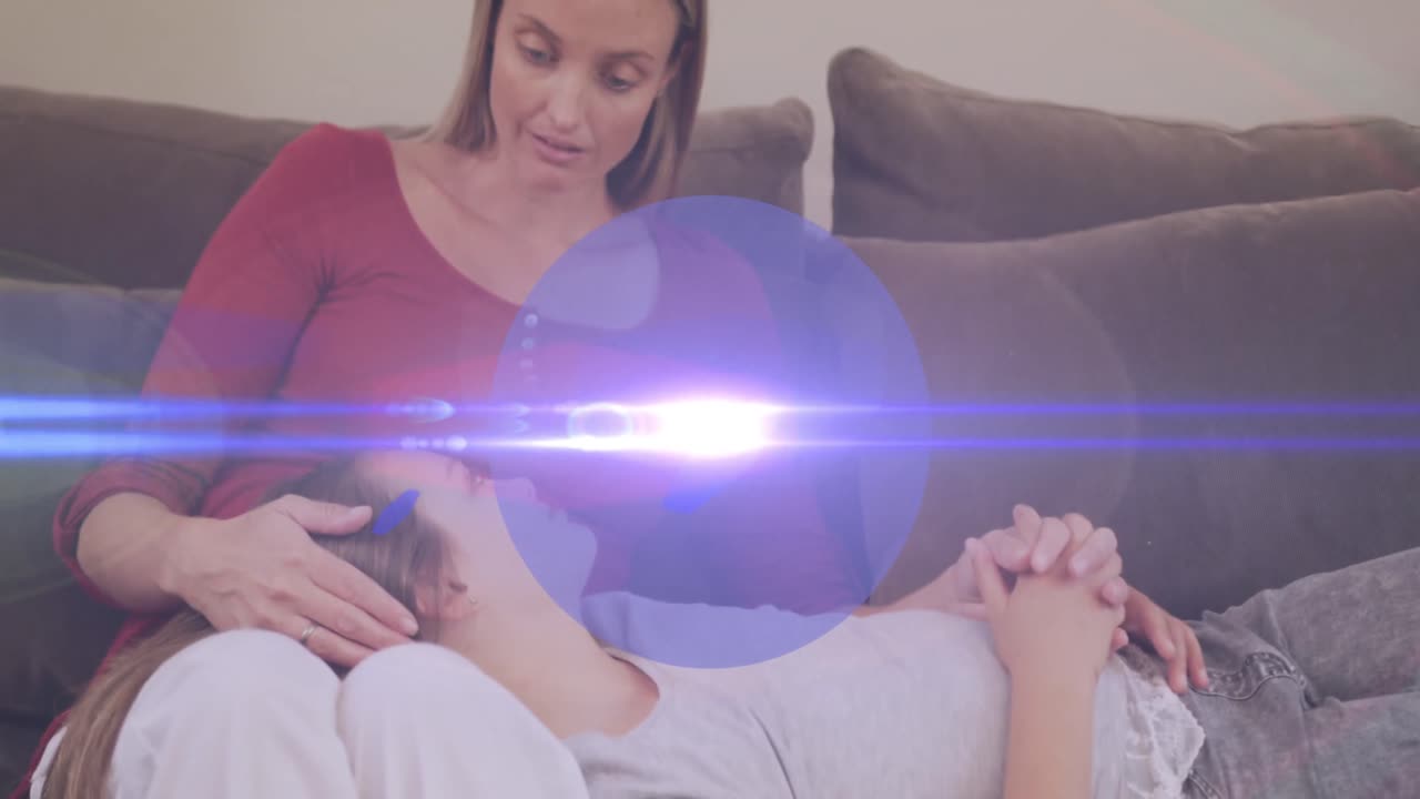 소파에 앉아 있는 백인 여성과 그녀의 딸 위에 파란색 원의 애니메이션