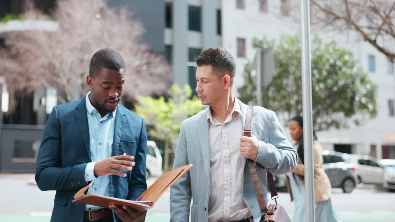 도시, 폴더 및 비즈니스 사람들 대화