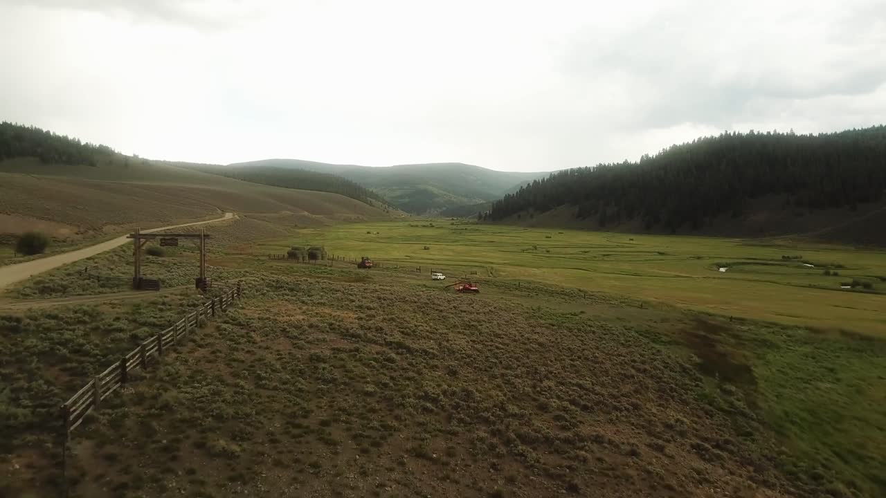 Ampia veduta aerea di una valle di prati alpini in un ranch nelle Montagne Rocciose del Colorado