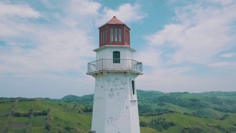 video cinematográfico de drones aéreos de un faro perfecto para películas de viajes y bodas