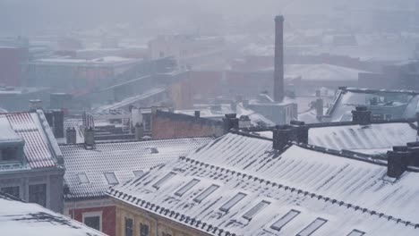 nieve cayendo sobre los tejados de sankt hanshaugen, oslo