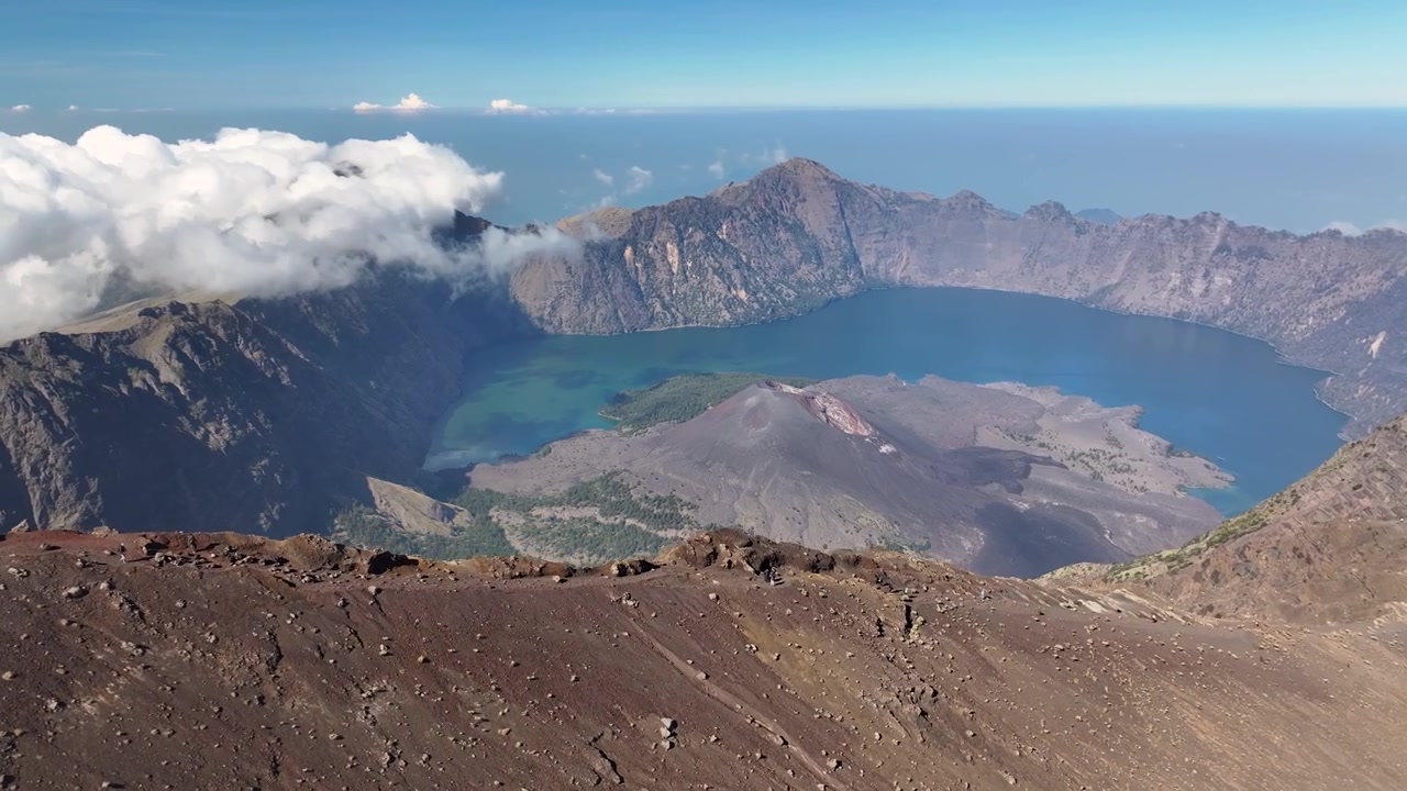 Enorme cratere vulcanico del Monte Rinjani, splendida ripresa aerea sopra il bordo. Paesaggio vulcanico Indonesia.