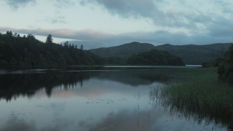 Wunderschöner-Malerischer-Blick-Auf-Den-See-Während-Der-Blauen-Stunde