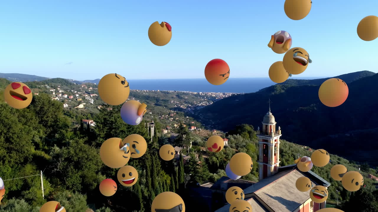 도시 풍경의 공중 전망에 대해 떠다니는 여러 얼굴 이모티콘의 디지털 구성