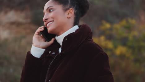 Afroamerikanisches-Mädchen,-Das-Mit-Dem-Mobiltelefon-Spricht.