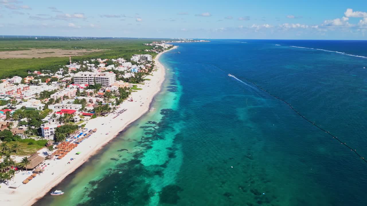 Toàn cảnh từ trên không của Puerto Morelos - Thị trấn cảng Mexico trên bờ biển Caribe của Bán đảo Yucatán