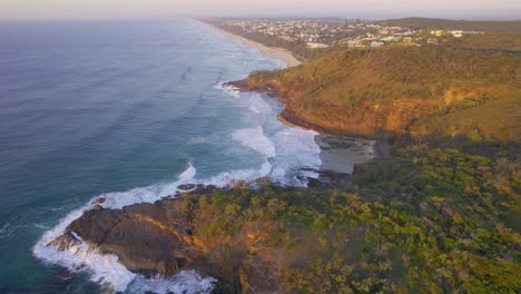 Paisaje-De-Puesta-De-Sol-En-La-Playa-De-Sol-En-Queensland,-Australia---Toma-Aérea-De-Drones