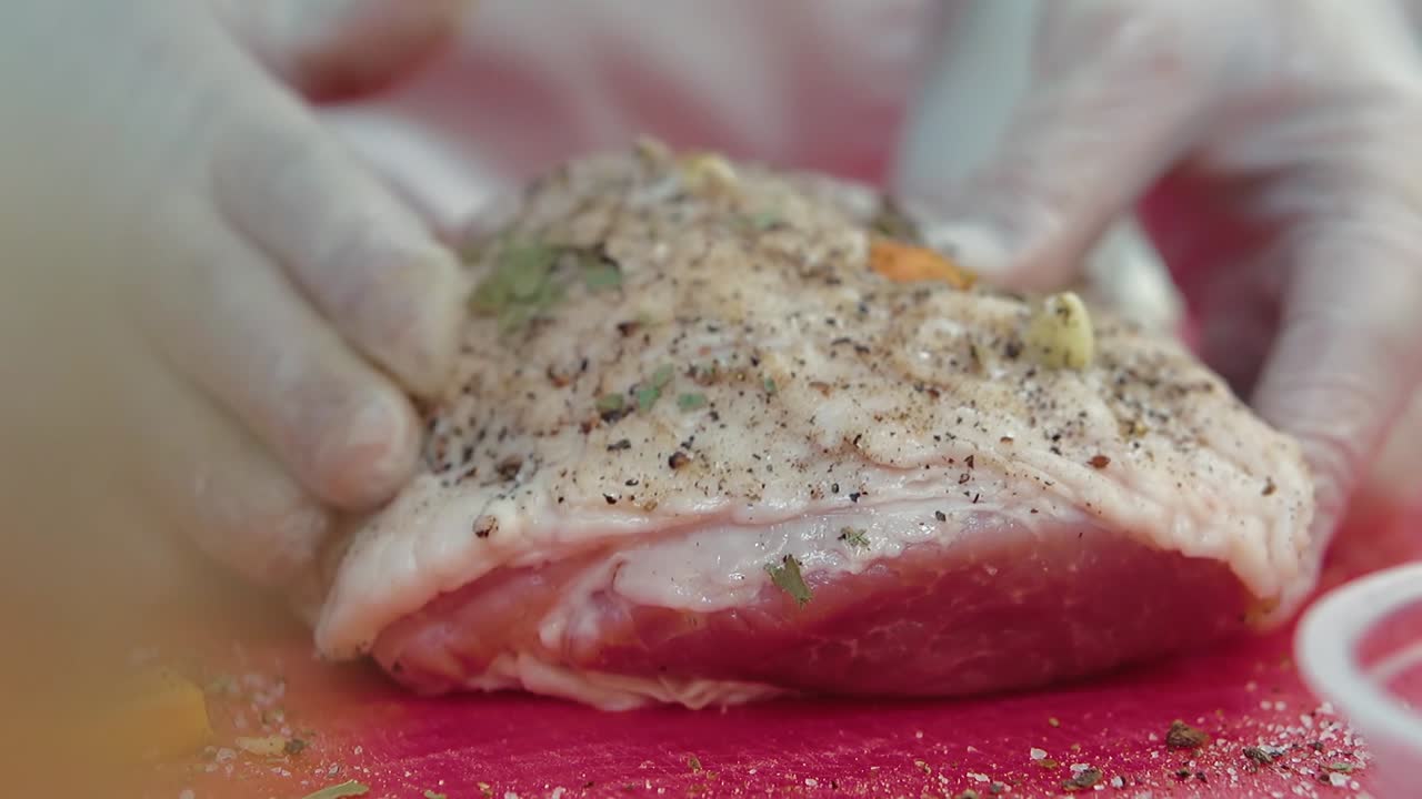 cocinar procesa un pedazo de carne condimento distribuye uniformemente el condimento a mano