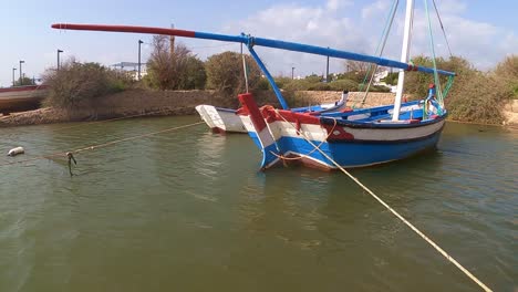antiguo barco de pesca restaurado en el puerto pesquero de tavira, fantásticos colores y restauración