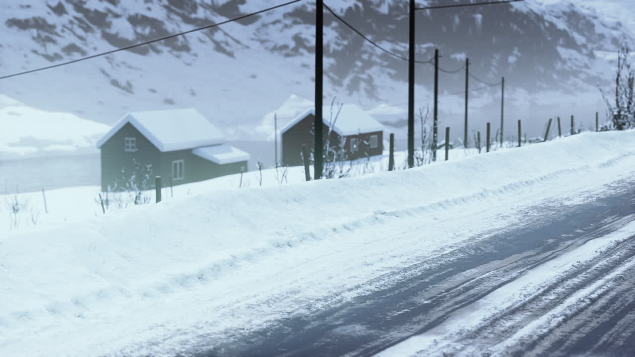 신선한 눈 아래의 전통적인 노르웨이 목조 집