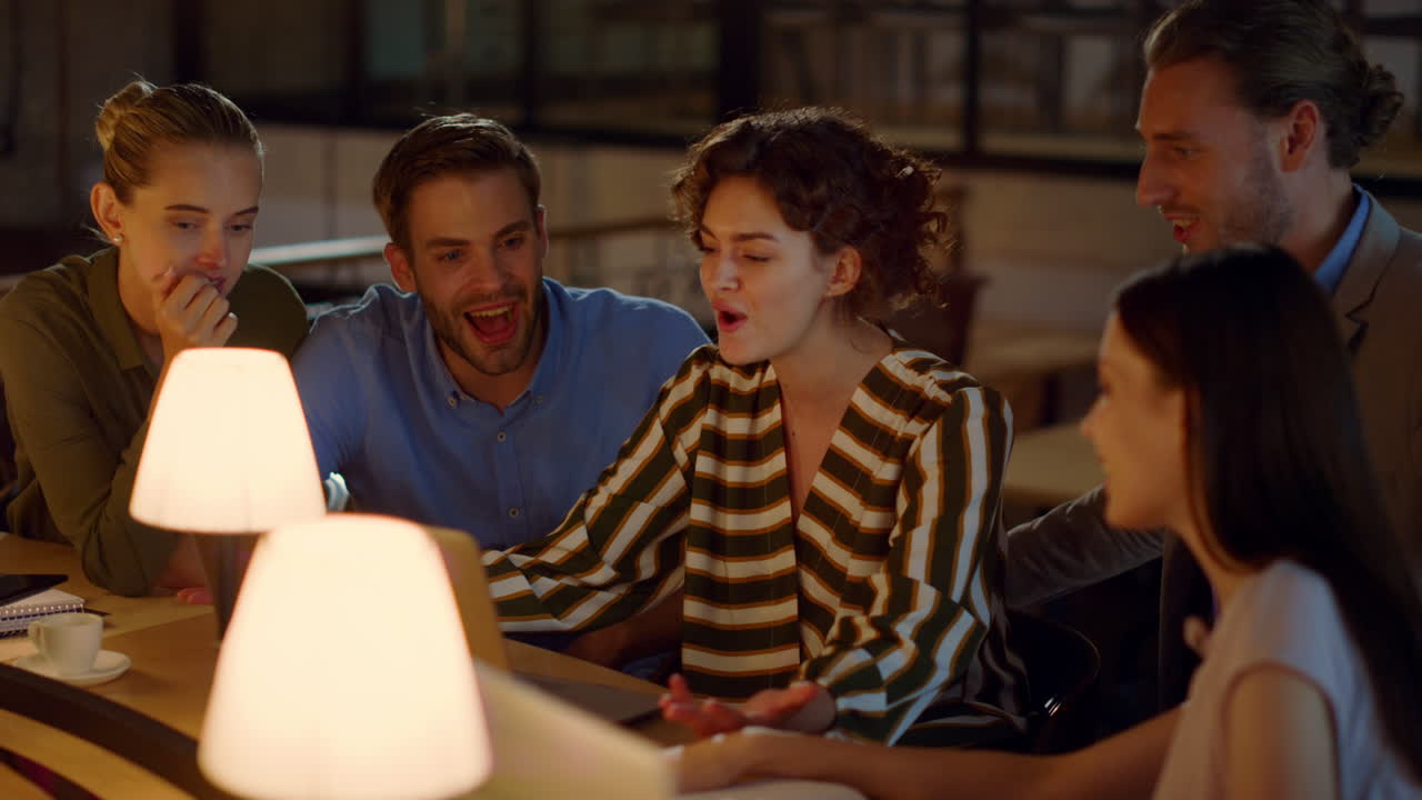 compañeros de trabajo celebrando el éxito en la oficina