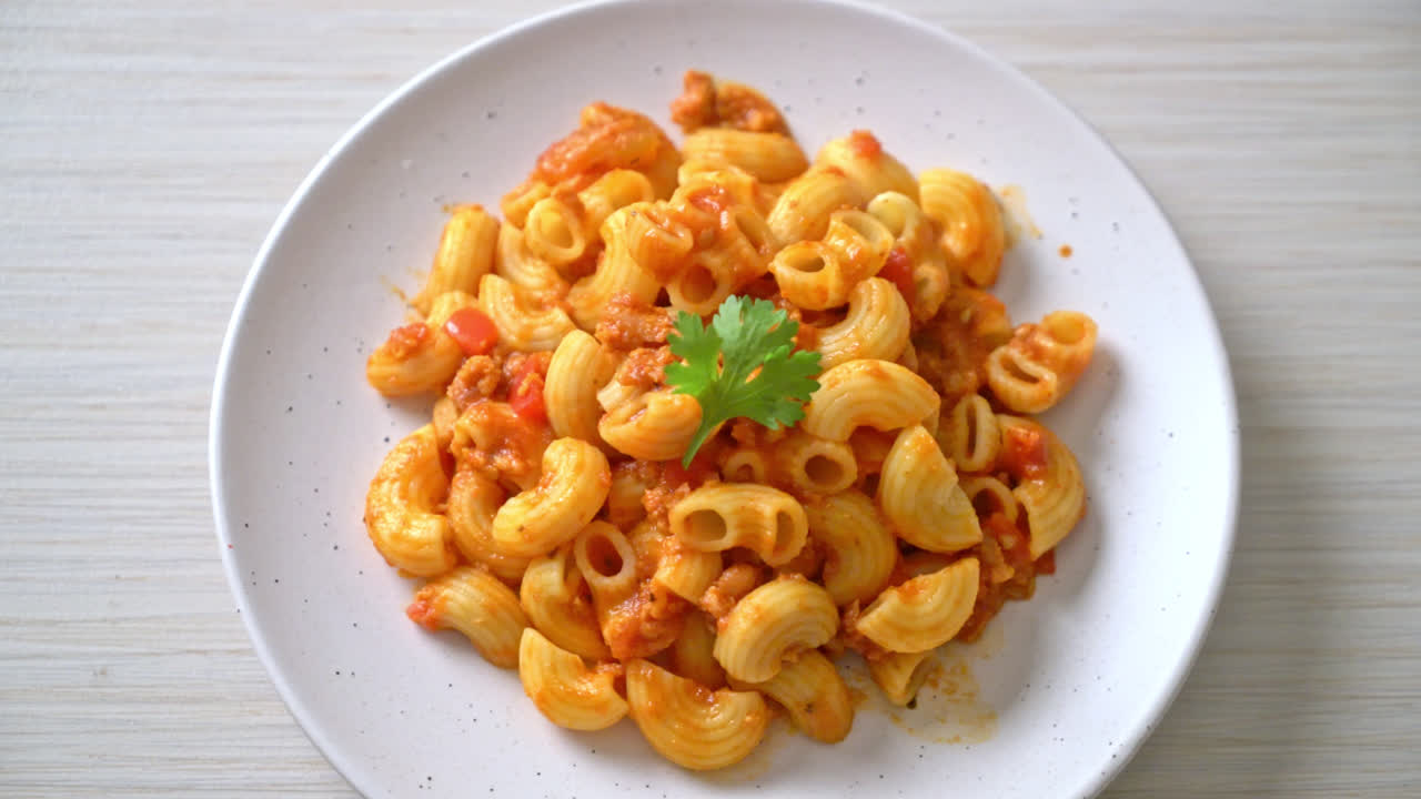 토마토 소스와 다진 돼지 고기를 곁들인 마카로니, 아메리칸 찹 수이, 아메리칸 굴 라시