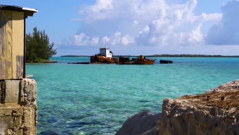 imágenes estáticas de un naufragio cerca de georgetown en exuma en las bahamas