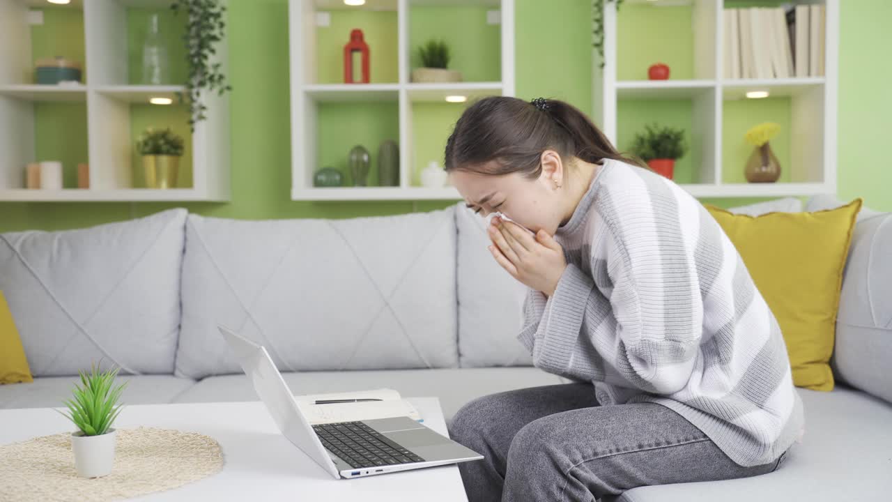 el dolor óseo comienza después de que una joven asiática estornuda. resorción ósea y debilitamiento.