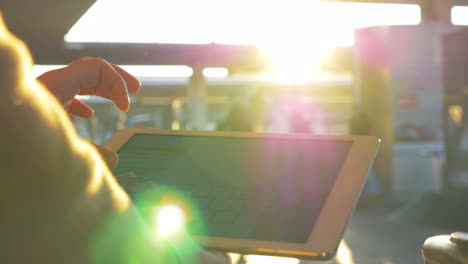 Frau-Chattet-Im-Hellen-Sonnenlicht-Auf-Dem-Touchpad