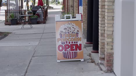 cartel de palomitas de maíz fresco fuera de la tienda de palomitas de maíz gourmet en lansing, michigan, distrito de la ciudad vieja con un tiro estable