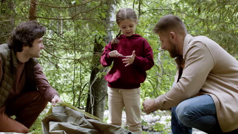 Junge-Familie,-Die-Zelt-Nahe-Dem-Fluss-Aufstellt