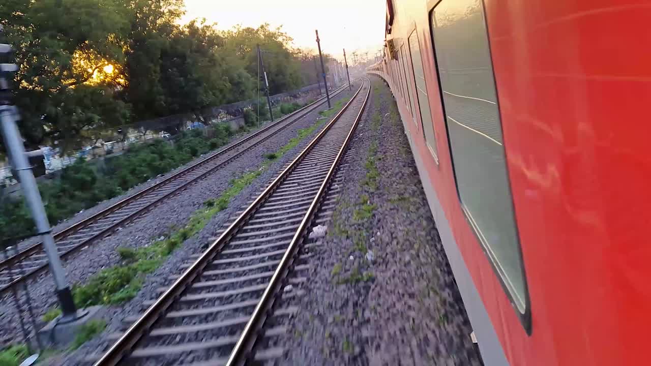 el tren de pasajeros que corre por las vías por la mañana se toma en la estación de tren de nueva delhi el 04 de agosto de 2022