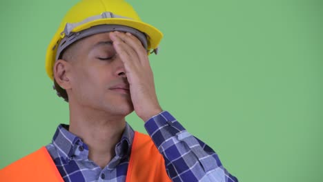 hombre guapo multiétnico trabajador de la construcción