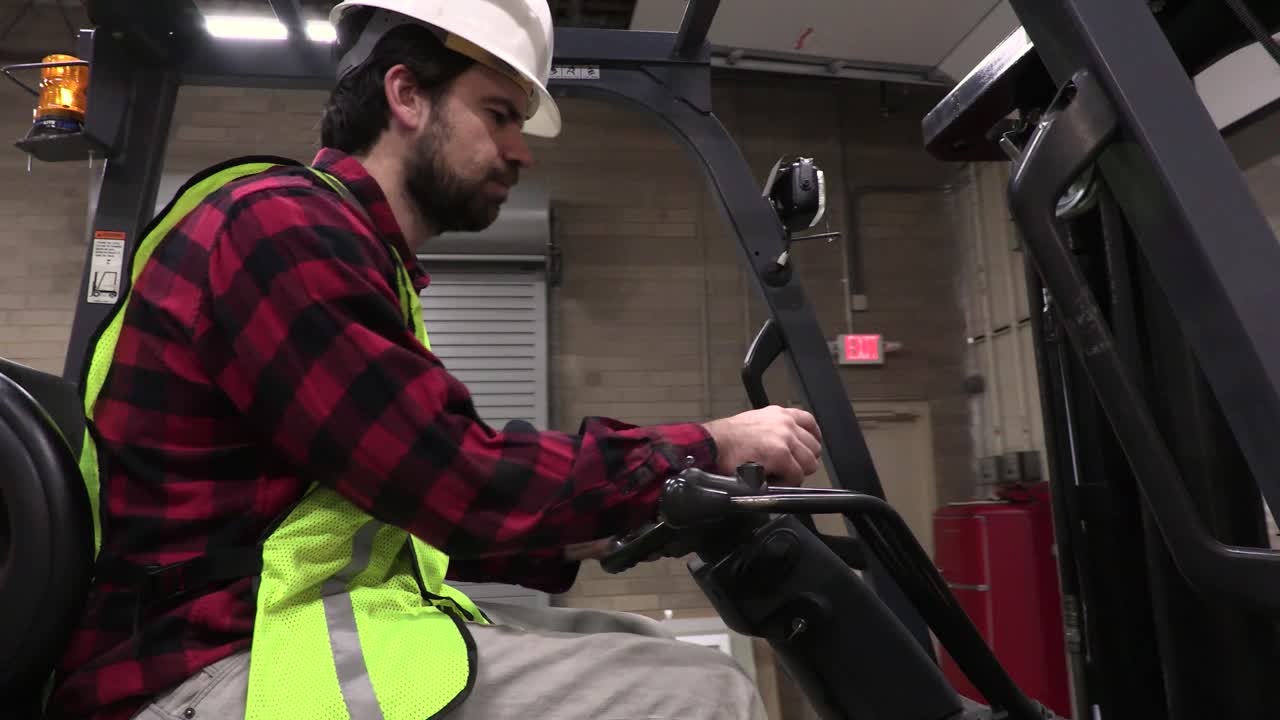 trabajador de almacén operando un montacargas eléctrico
