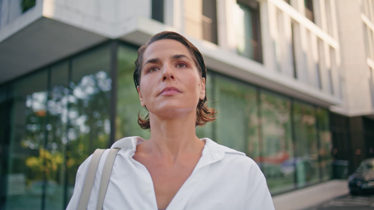 una mujer ejecutiva confiada caminando por el centro del distrito. el líder va solo.