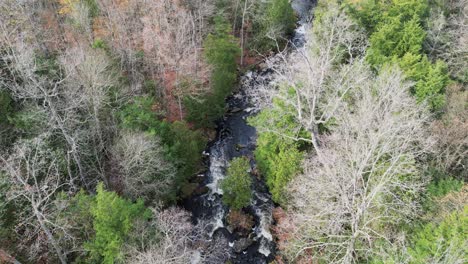 Drone-Volando-Sobre-El-Agua-Que-Fluye-Rápidamente-En-Un-Río