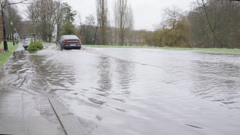 Coche-En-Coche-Por-La-Calle-Inundada-Después-De-Llover