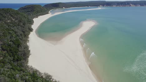 Punto-De-Isla-Doble-En-La-Playa-Del-Arco-Iris---Promontorio-Escénico-Con-Playa-De-Arena-Blanca-En-Cooloola,-Queensland