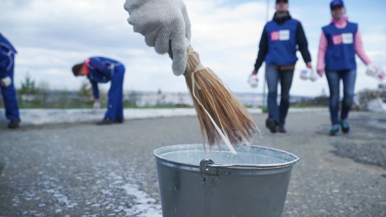 voluntarios de la comunidad limpiando una calle