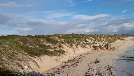 Schwenkblick-Auf-Das-Meer-Und-Die-Küste-Mit-Einem-Regenbogen-In-Mindarie,-Westaustralien