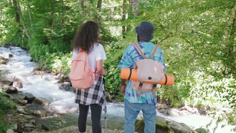 excursionistas por un arroyo de montaña