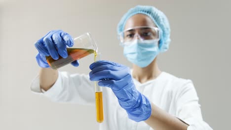 científico realizando un experimento de laboratorio