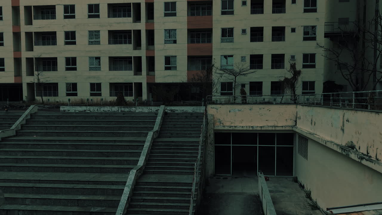 edificio de apartamentos abandonado